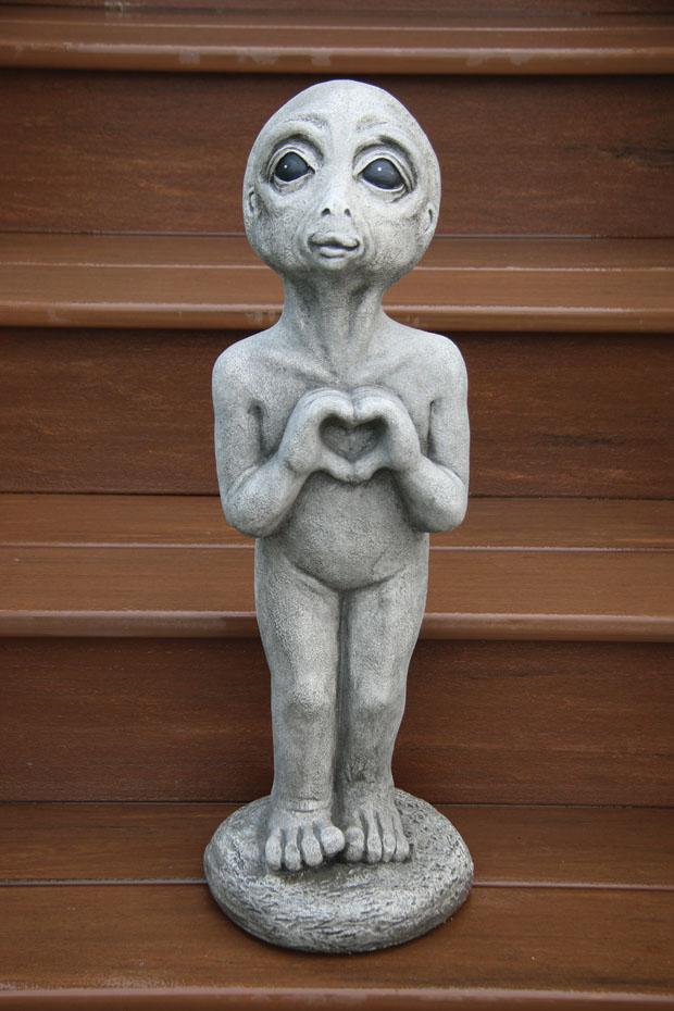 Heart Alien – Massarelli Lawn Ornaments